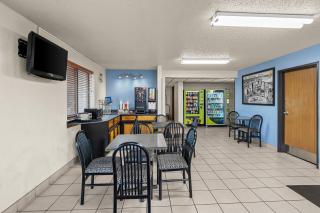 Super 8 by Wyndham New Castle - 7