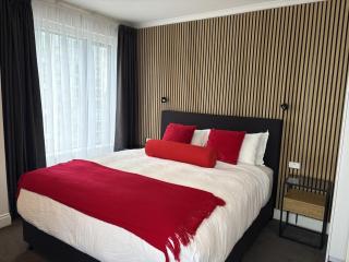Entire Apartment 21st Floor Queen Street with Free Parking - 3