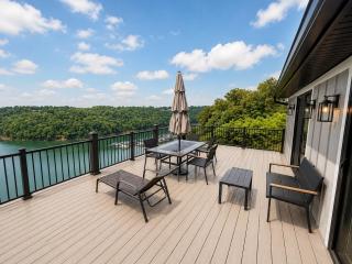 Lake Cumberland Views Five Bedrooms Three Decks near Lees Ford Marina - 2