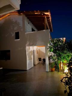 Arakapas Getaway with Hot Tub & Cozy Fireplace - 0
