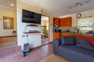 Garden Cottage near Cresta Mall & N1 Fast WiFi Free Parking Fairland - 5