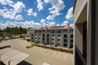 Boutique Studio - King Bed - Montecasino Sunsets - 8