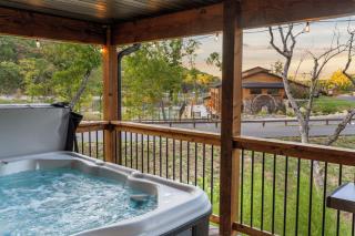 New Listing 3b3b Cabin in Tall Timers Camp, steps away from many amenities! - 8
