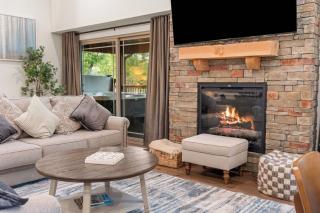 New Listing 3b3b Cabin in Tall Timers Camp, steps away from many amenities! - 9