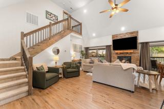 New Listing 3b3b Cabin in Tall Timers Camp, steps away from many amenities! - 2