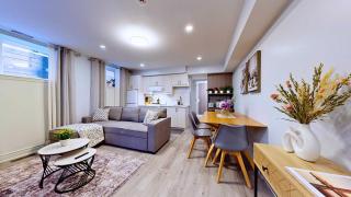 Stylish Basement Queen Suite with Free Parking - St Clair Hotel - 7