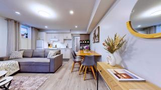 Stylish Basement Queen Suite with Free Parking - St Clair Hotel - 0