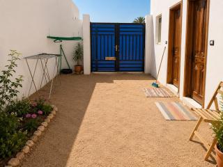 One bedroom in a cozy garden near Sina Market - 1