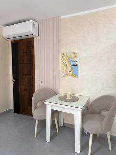 Ein Zimmer mit Dusche und großer Terrasse direkt am Meer - 4