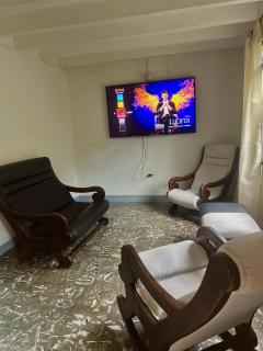 Entire house for 10 close to the airport and bus station - 7