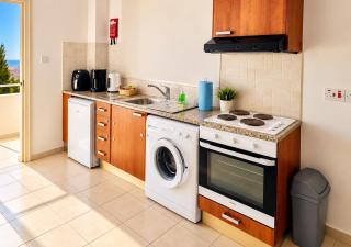 Sea View Studio in Peyia, Pool, Balcony & Free Parking - 1