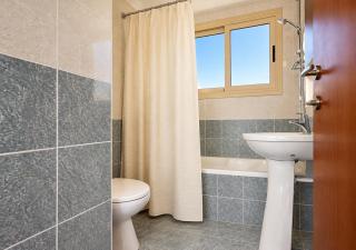 Modern Studio in Peyia, Pool, Balcony and Free Wi-Fi - 4