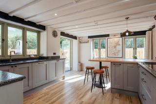 Woodpeckers - Stylish luxury property with hot tub - 1