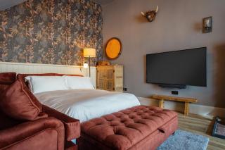 Woodpeckers - Stylish luxury property with hot tub - 3