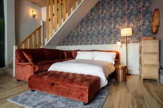 Woodpeckers - Stylish luxury property with hot tub - 2