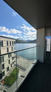 Arctic Escape in Tromsø Stunning Sea & Mountain Views - 4