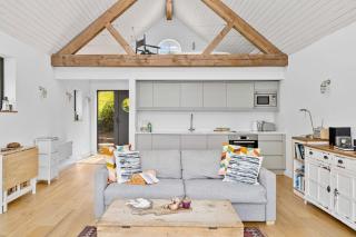 Water Edge Boathouse - On the River Dart - 5