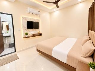 Hotel FP Premium Near Railway Station And Mahakaleshwar Jyotirlinga Temple # Free Wifi - Parking Service -Best Family Hotel In Ujjain - 4