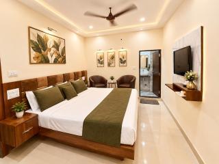 Hotel FP Premium Near Railway Station And Mahakaleshwar Jyotirlinga Temple # Free Wifi - Parking Service -Best Family Hotel In Ujjain - 0