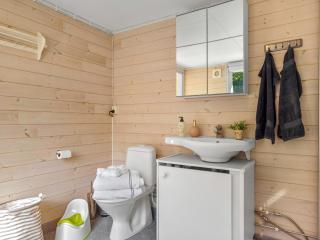 Bright and modern 2-bedroom cabin near the sea - 4