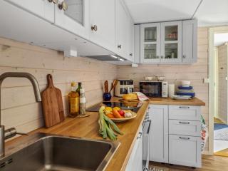 Bright and modern 2-bedroom cabin near the sea - 9