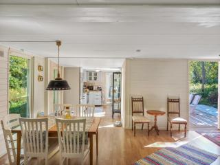Bright and modern 2-bedroom cabin near the sea - 8