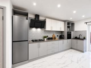 4 Bedroom Home with 2 Bathrooms, Parking and WiFi - 6