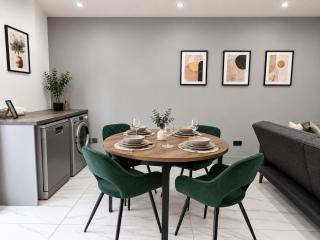 4 Bedroom Home with 2 Bathrooms, Parking and WiFi - 5