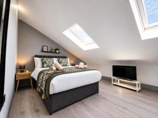 4 Bedroom Home with 2 Bathrooms, Parking and WiFi - 2