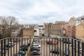 Premium Designer Apartment, Balcony, 2 Bed & Bath - by Innorental - 8