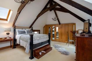 The Old Coach House - Converted barn with private garden parking and fireplace - 8