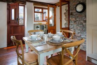 The Old Coach House - Converted barn with private garden parking and fireplace - 1