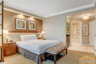 King Bed & In-Room Jacuzzi - Strip View Suite - 6