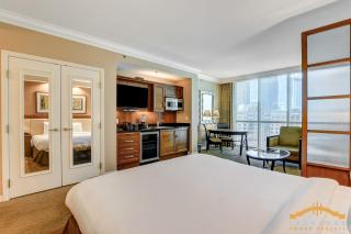 King Bed & In-Room Jacuzzi - Strip View Suite - 3