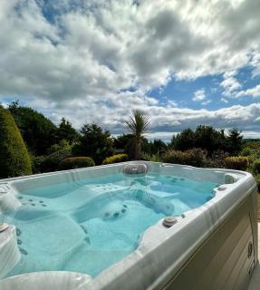 The Spinney - Spectacular views over the bay and close to beach with parking - 9