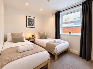 Garden Flat by Bute Park - 2 Bedrooms, Sleeps 4 - 8