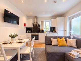 Garden Flat by Bute Park - 2 Bedrooms, Sleeps 4 - 5