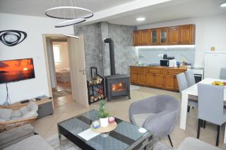 Hidden Oasis PeSa - Luxury Villa with Pool & Spa - 3