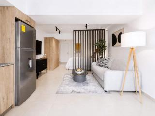 Quiet Spacious Studio - 2nd Floor Ideal for Families & Nomads - 0
