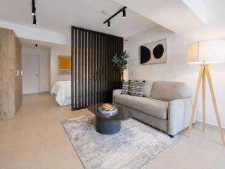 Quiet Spacious Studio - 2nd Floor Ideal for Families & Nomads - 2