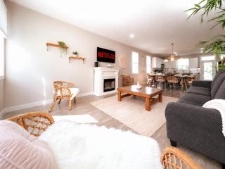 BoHo House-Sleeps 17-Garage-3 Kitchens-Fireplace - 9