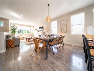 BoHo House-Sleeps 17-Garage-3 Kitchens-Fireplace - 0