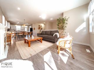BoHo House-Sleeps 17-Garage-3 Kitchens-Fireplace - 3