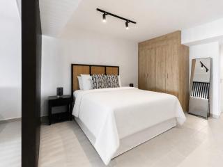 Premium 4th Floor Studio - Elevated Stay for Couples - 8