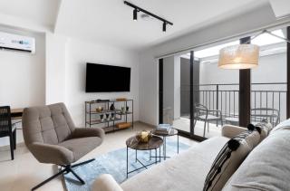 Spacious 4th Floor Studio - Quiet Side Perfect for Families - 0