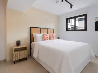 Spacious 4th Floor Studio - Quiet Side Perfect for Families - 5