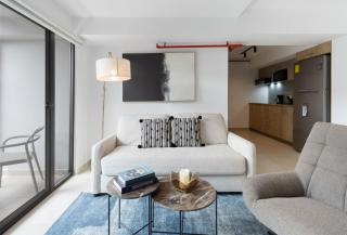 Spacious 4th Floor Studio - Quiet Side Perfect for Families - 3