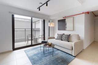 Spacious 4th Floor Studio - Quiet Side Perfect for Families - 2
