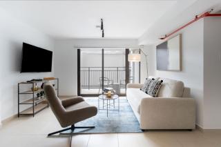 Spacious 4th Floor Studio - Quiet Side Perfect for Families - 1