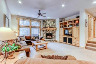 Cozy dog-friendly home with private hot tub & SHARC access - great location - 4